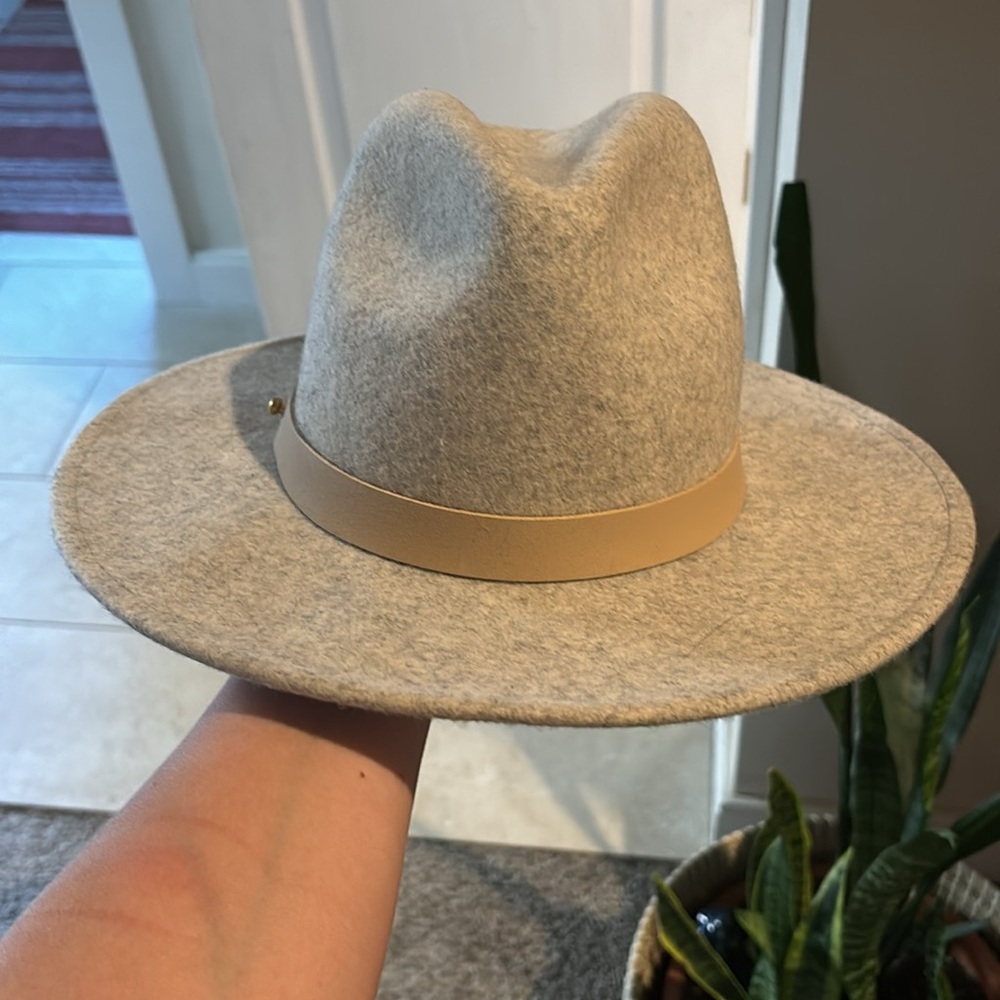 Lack of color light grey speckled stiff brim hat